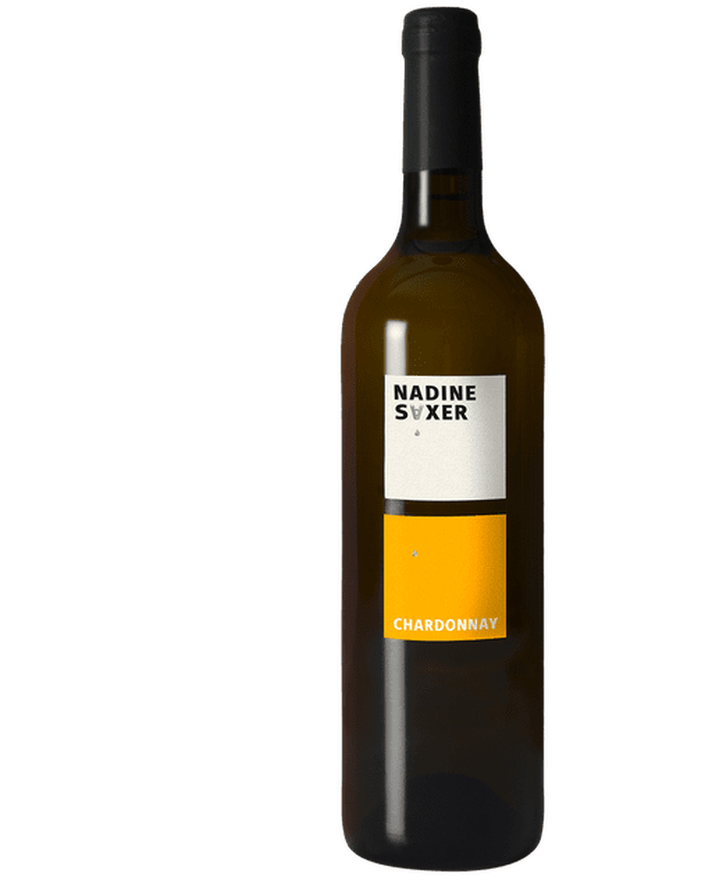 Weißwein Chardonnay 2022 vom Weingut Nadine Saxer in 0,75-L-Flasche, klare goldene Farbe, eleganter Wein.