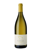 Weißwein Chardonnay 2022 vom Weingut Bovel - Daniel Marugg, Flasche auf einem Weinglas stehend, Graubünden AOC, elegante Weinpräsentation