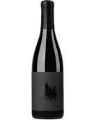 Glas Rotwein Pinot Noir Novant 2020 von Georg, AOC GR, in einer Weinflasche auf einem Weinregal.