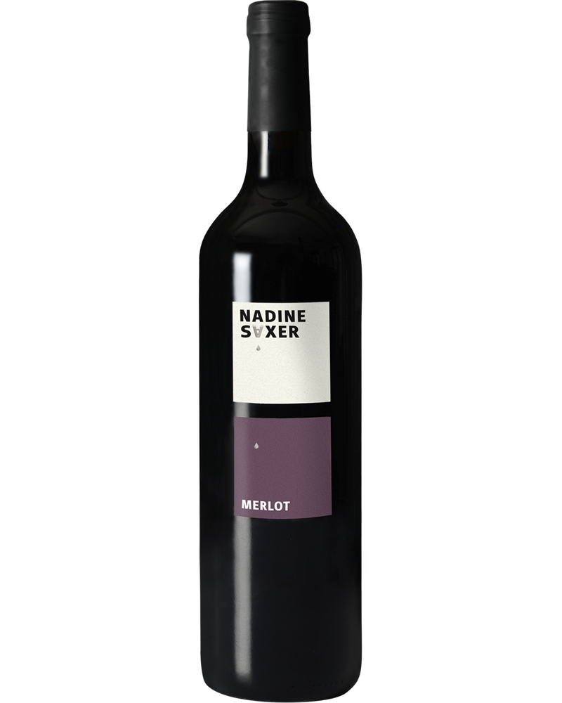 Glas Rotwein Merlot 2022 von Nadine Saxer, dunkler Rotwein in eleganter Flasche, ideal für Weinliebhaber und Sammler.