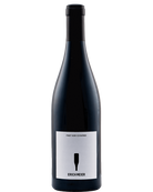 Pinot Noir Schwändi 2024 Rotwein von Erich Meier, dunkle Trauben in einem Weinglas auf einem Holztisch, elegantes Weinbild