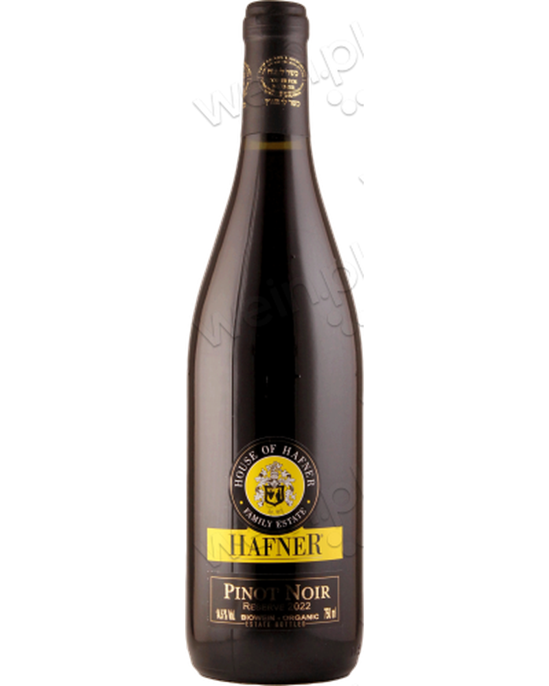Hafner Pinot Noir Reserve 2022 Rotwein in einem Weinglas, dunkle Farbe, elegante Textur, perfekt für Weinliebhaber.